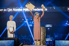Generalsekretær i Norges Bygdekvinnelag, Cesilie Aurbakken (til høyre) mottar Det Norske Måltids Hederspris for 2024. Leder i Det Norske Måltid Kristin Austigard (til venstre). Foto: FabelMedia.