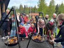 Folksomt rundt bålpanna på Reidvin-tunet