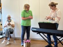 Carolin fekk sommerblomster som takk for innsatsen.