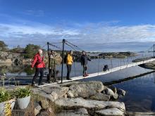 På vei over hengebroen