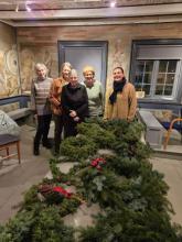 Fem kvinner og mange julekranser