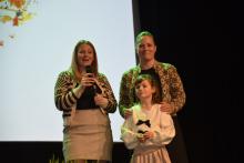 Fra v. Søstrene Tonje Een Danielsen og Silje Een de Amoriza i Symre hudkrem mottok Bygdekvinneprisen og prispenger på 20.000 kroner på Norges Bygdekvinnelags inspirasjonsseminar på Lillehammer fredag kveld. Siljes datter Ingeborg Een er også aktivt med i Symre hudkrem  og var med og mottok prisen.   Foto: Helle Cecilie Berger.