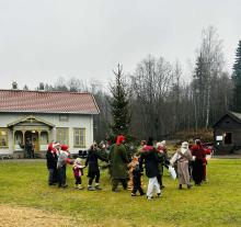 "Så går vi rundt om en enerbærbusk"..toner utover tunet