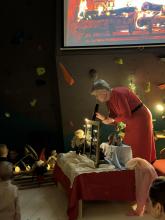 Magni fortel eventyr, kvinne i raud kjole