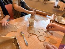 Kjevle forsiktig, snu leiven og ha på mjøl!