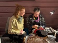 Anne Berit Finden viser Trine Rostrupstopping.