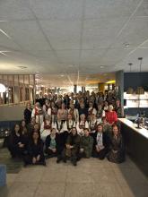 Festkledde damer oppstilt i eit lokale