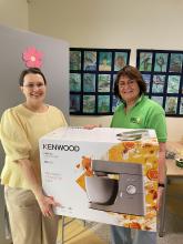 Bjørg overrekker kjøkkenmaskin til lærar Anita Hjelme.