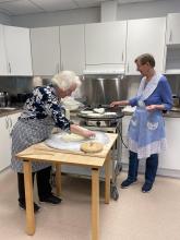 Ingjerd og Wigdis på kjøkkenet