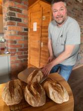 Roger som viser frem nystekte brød