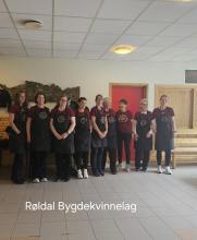 Kvinner i raud t-skjorte og svarte forkle