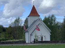 Flaggene heises ved Hillestad kirke