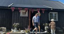 Gode hjelpere hjalp til med å henge opp vimplene. 