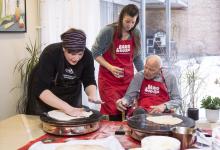 Arnfinn Nordbø syntes det var stas å bake lefser. Her får han hjelp av Ingrid Lamark fra Norges Bygdekvinnelag. Alle foto: Opplsyningskontoret for brød og korn.