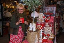 Gro Wiktorin har pyntet Bjørke gartneri til jul. Foto: Geir Teigøyen.