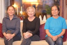 Rekruttering: For å få flere kvinner med  minoritetsbakgrunn til å melde seg inn i  bygdekvinnelaget foreslår Sedik Alahyrian  (fra v.), Solveig Olsberg og Claudia Martotaroeno at det kan lages en fadderordning  med lavere kontingent for en periode. Foto: Helle Cecilie Berger.