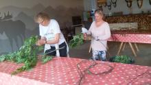 Else og Nina preparerer kvister