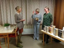 Nestleder Kirsten takker Irene og Benedikte for veldig inspirerende bokforedrag