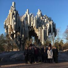 Hedmark Bygdekvinnelag på medlemstur foran Sibeliusmonument