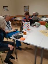 Kvinner sitter ved bord