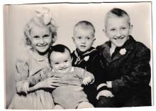 6-årige Grethe med tre søsken hos fotograf. De gledet seg alltid veldig til jul, med varme tradisjoner og familiehygge. Seks år etter at dette bildet ble tatt,  kom minstebror til verden. Foto: Privat.